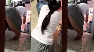 Bokep Indo Kaka Gak Kuat Melihat Adik Nungging Saat Bersihin Kulkas